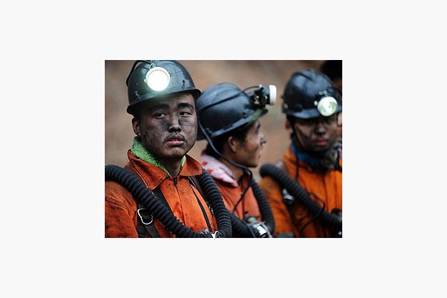 16 человек оказались заблокированными в результате прорыва грунтовых вод на угольной шахте в Северо-Восточном Китае