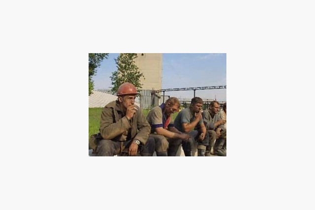 Донецкие шахтеры пикетируют Верховную Раду