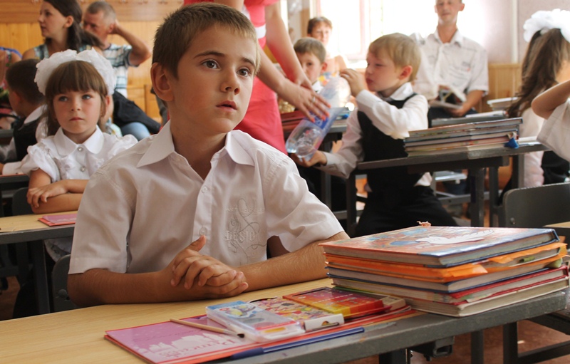 «Первый раз – в первый класс»: «Краснодонуголь» подарил школьникам портфели (фото)