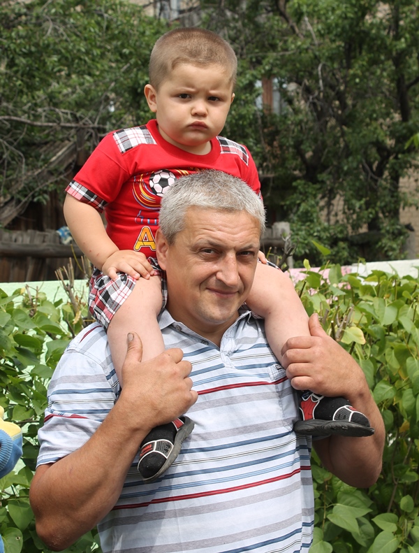 «Краснодонуголь» открыл новую детскую площадку в поселке Северо-Гундоровский