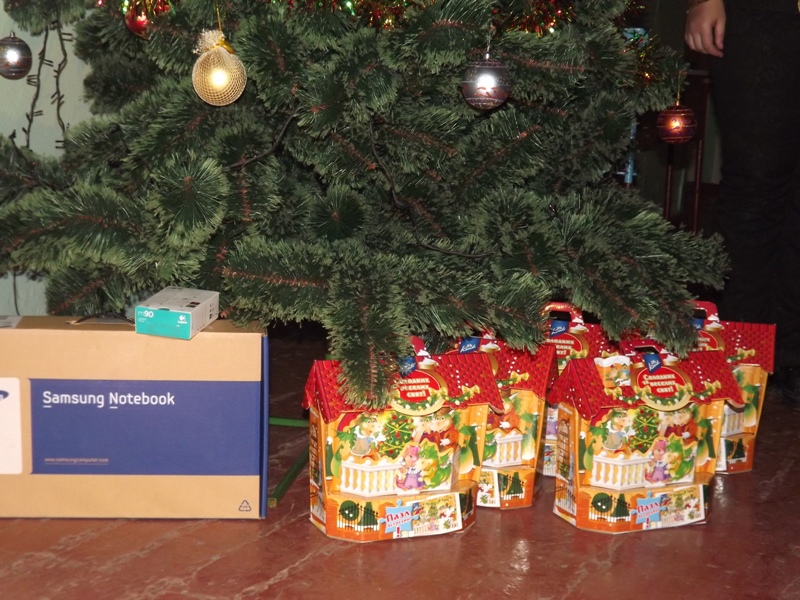 «Подарим детям праздник» - белореченские горняки порадовали малышей сладкими подарками (фото) 