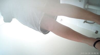 《大胆牛人✅封神作品》坑神躲藏女厕隔板缝中连续偸拍好多美腿美穴小姐姐大小便✅前后拍又照露脸全身~太顶了4K原画 (30)