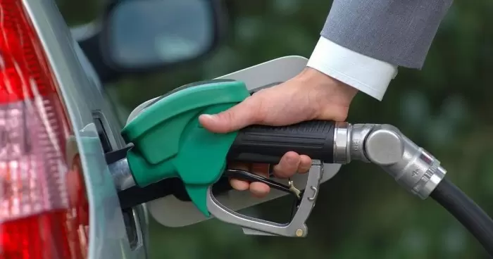 Сколько бензина можно купить на зарплату в Украине и за рубежом