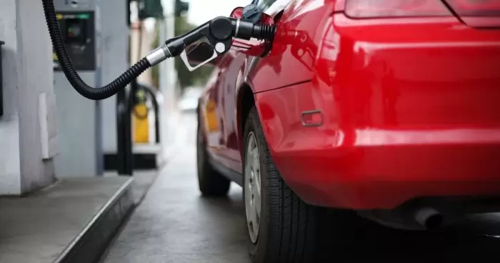 На АЗС упали цены на бензин какая стоимость топлива 15 декабря