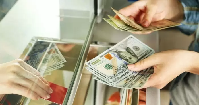 НБУ разрешил банкам продавать больше валюты населению