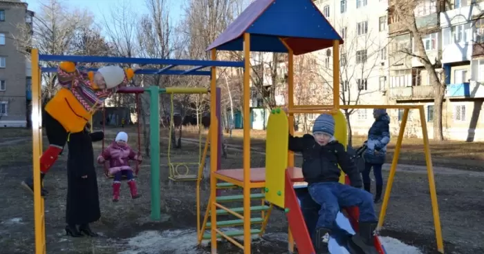Благодаря Метинвесту в Молодогвардейске появилась детская площадка фото