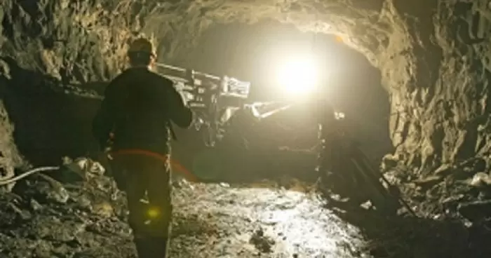 На шахте Енакиевская на горняка обрушились породы кровли Ведутся спасательные работы