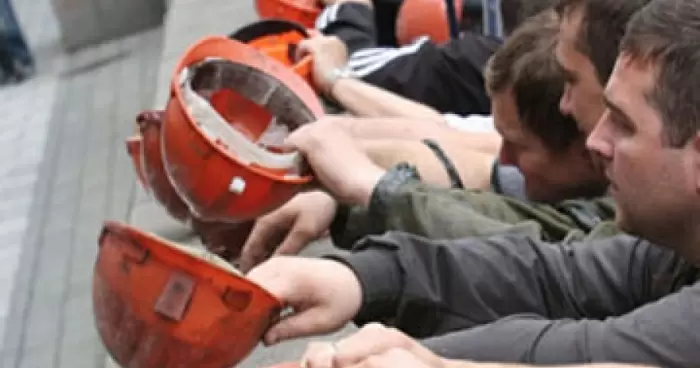 Возле Львовской ОГА шахтеры требуют погашения задолженности по зарплате