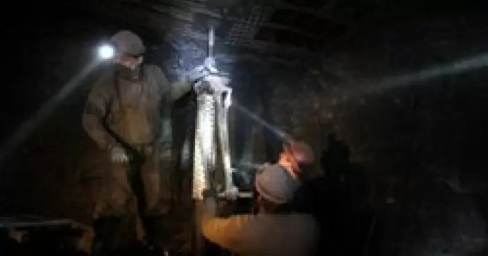 Спасатели седьмые сутки ищут трех горняков на затопленной шахте