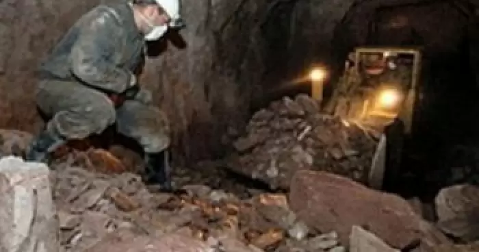 На одно из шахт Луганской области горняка завалило породой