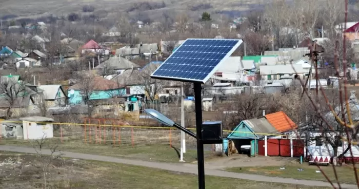В Новоалександровке Краснодонского района установили фонари работающие от солнца
