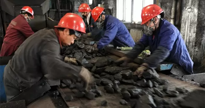 В Китае из затопленной шахты спасены 32 горняка