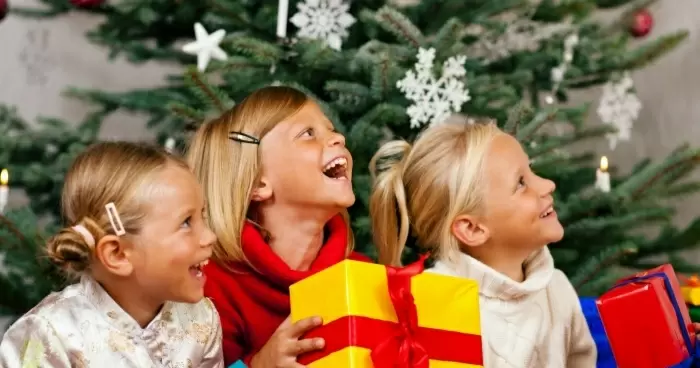 Краснодонуголь помог приобрести новогодние подарки для детей и установить городскую елку