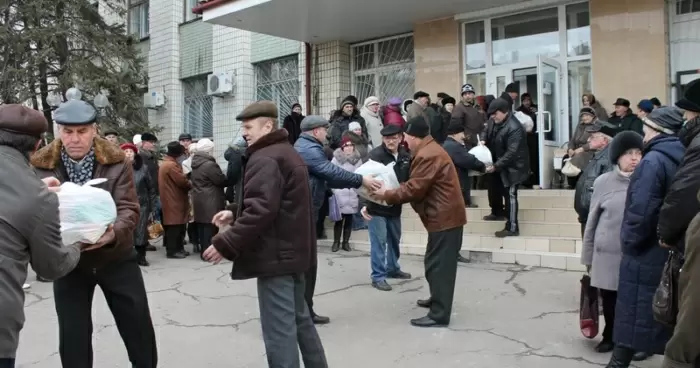 Гуманитарный штаб Рината Ахметова доставил в Большой Краснодон более 3000 продуктовых наборов