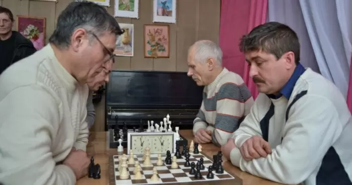 Шахтеров Краснодонугля застали за игрой в шахматы