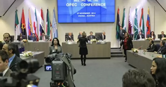 Решение ОПЕК о сохранении квоты уронило цены на нефть до 4-летнего минимума