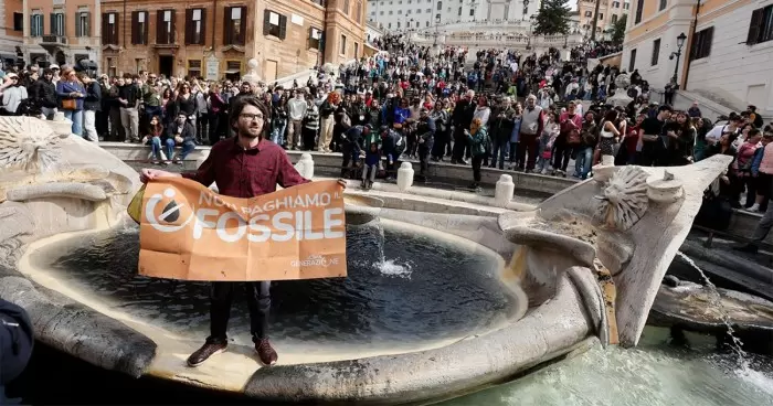 Экоактивисты вылили нефть в знаменитый фонтан Рима