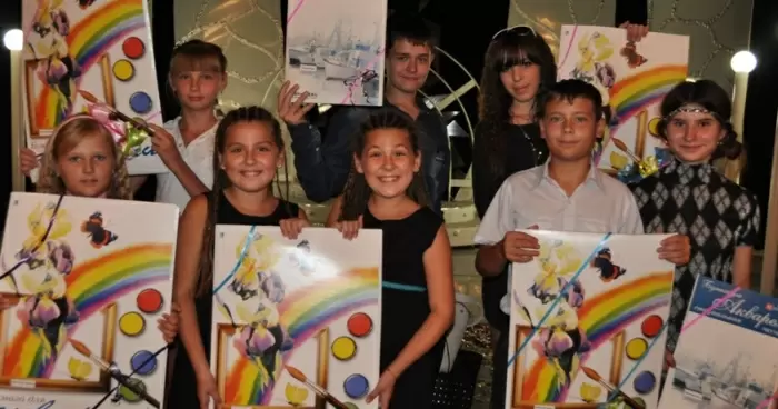 Администрация Краснодонугля наградила юных художников