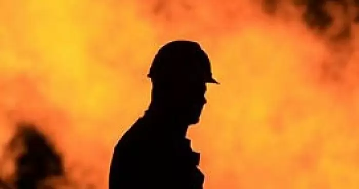 В Свердловске пожар в копанке Возможны человеческие жертвы
