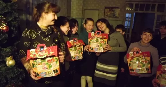 Подарим детям праздник - белореченские горняки порадовали малышей сладкими подарками фото 