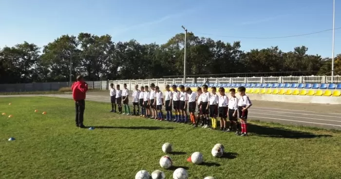 Благодаря Краснодонуглю около 80 ребят получили возможность бесплатно заниматься футболом фото