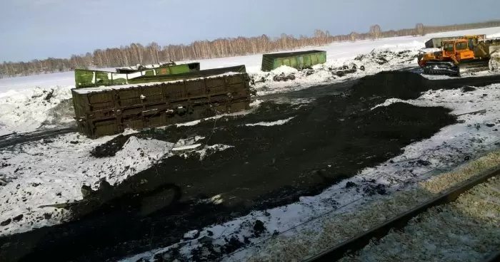 На Алтае с наступлением холодов стали воровать уголь на железной дороге