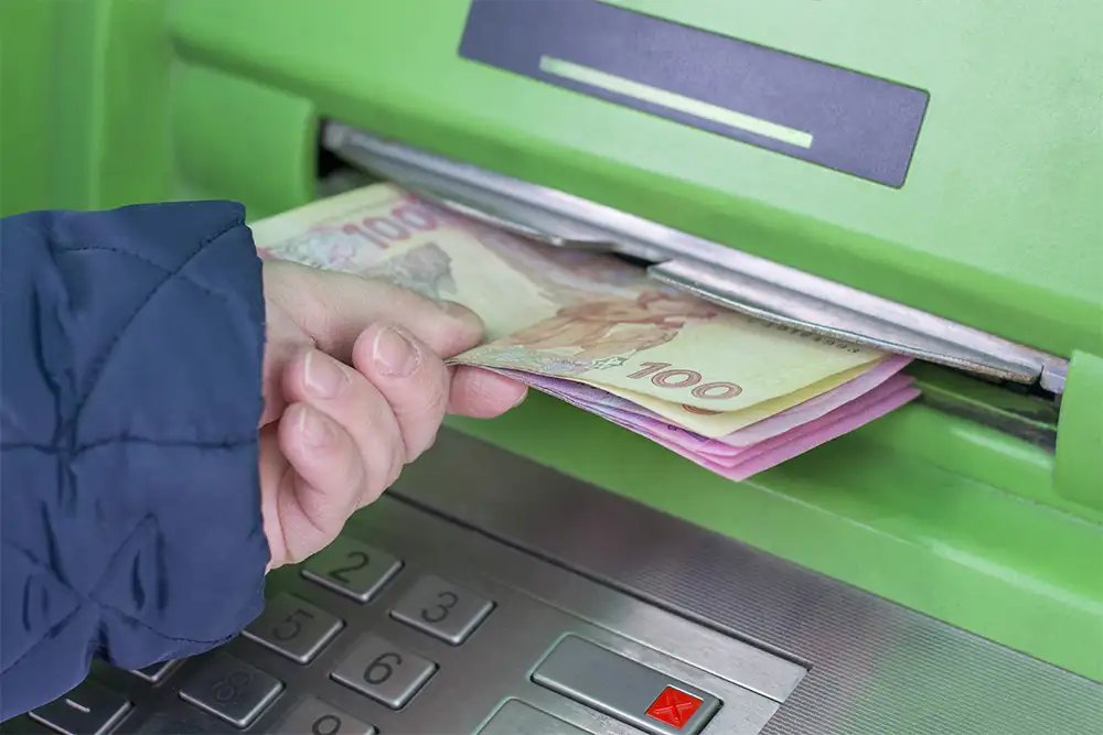 Касается всех у кого есть счет в ПриватБанке: новые ограничения на перевод денег с карты на карту