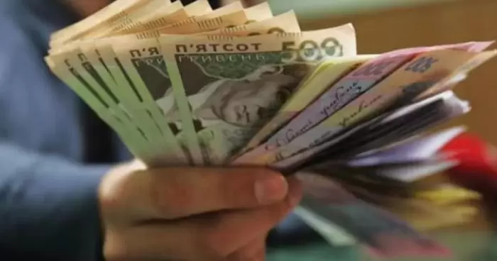 Средняя зарплата украинских чиновников выросла на 30