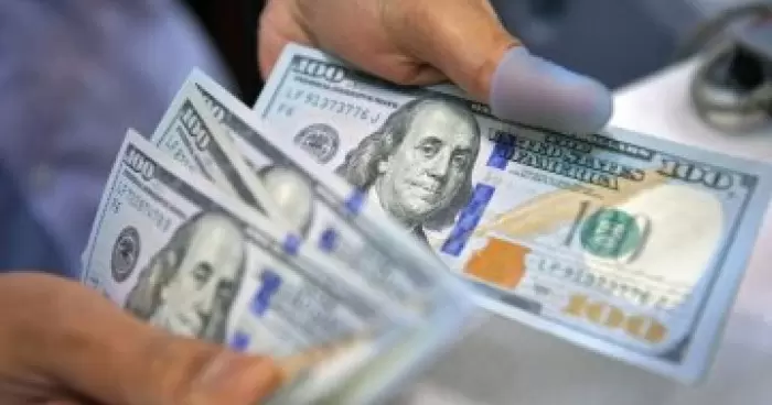 Жалобы украинцев на новые правила покупки долларов в банках