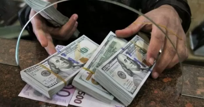 Нацбанк Украины устанавливает новые исторические рекорды курсов доллара и евро