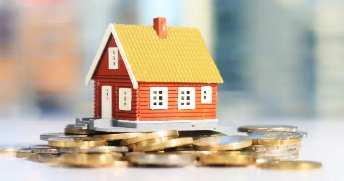 Какие факторы влияют на налог на недвижимость и какова сумма платежа за квартиры и дома