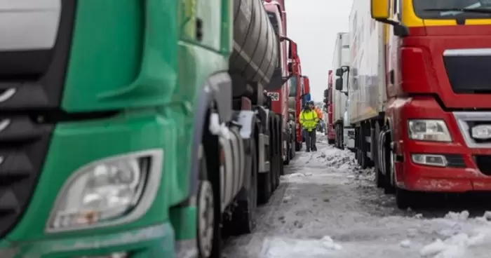 Забастовка перевозчиков почти 4 тысячи грузовиков в ожидании въезда в Украину