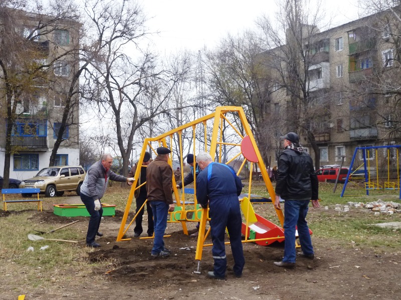 Благодаря Метинвесту в Молодогвардейске появилась детская площадка (фото)