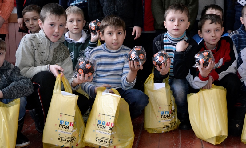 Ученики школы-интерната в Краснодоне получили подарки от Гуманитарного штаба Рината Ахметова