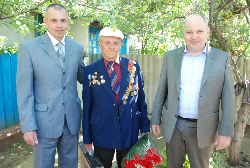 Краснодонские ветераны Великой Отечественной войны получили подарки от Метинвеста