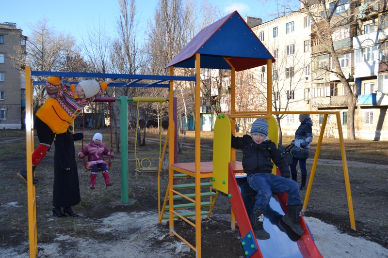 Благодаря Метинвесту в Молодогвардейске появилась детская площадка (фото)