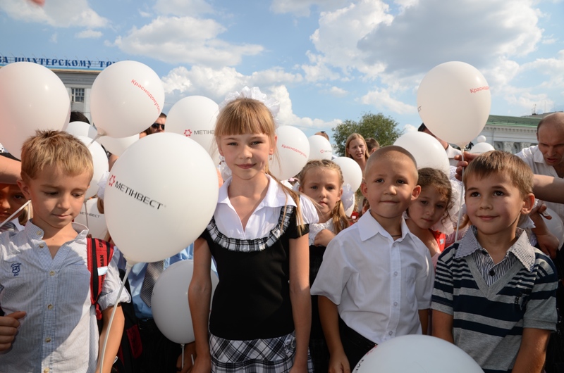 Руководители «Краснодонугля» и Метинвеста вручили подарки первоклассникам (фото)