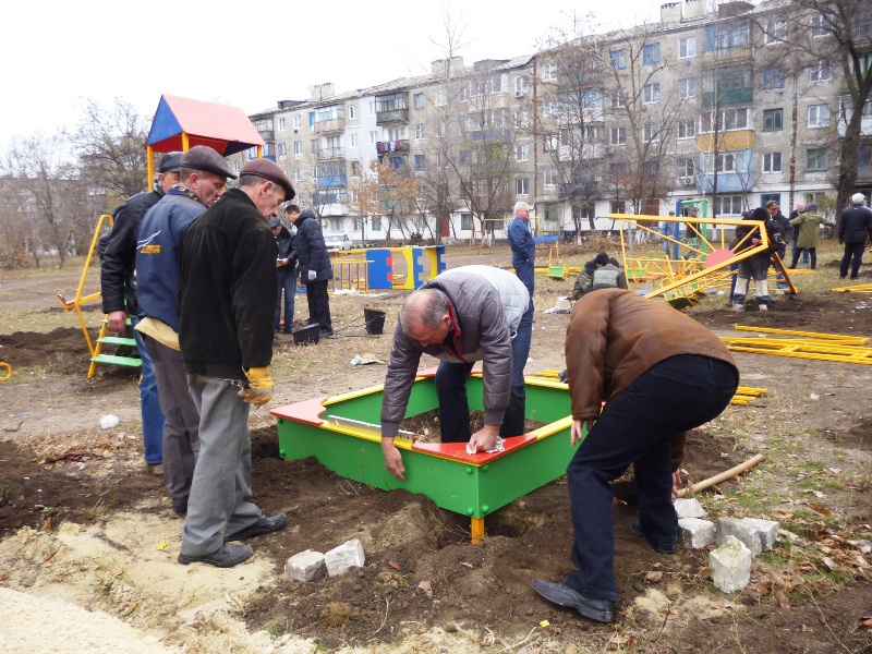 Благодаря Метинвесту в Молодогвардейске появилась детская площадка (фото)