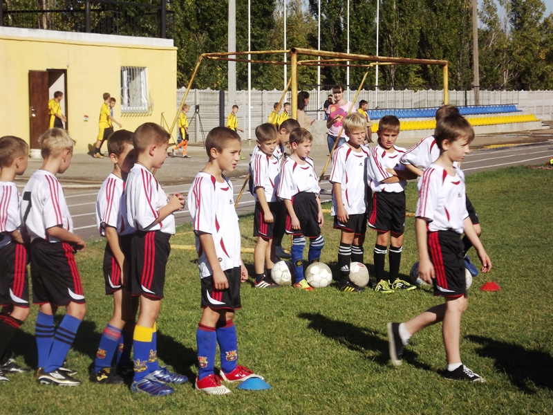 Благодаря «Краснодонуглю» около 80 ребят получили возможность бесплатно заниматься футболом (фото)