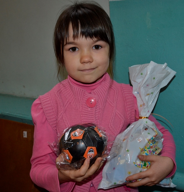 Ученики школы-интерната в Краснодоне получили подарки от Гуманитарного штаба Рината Ахметова